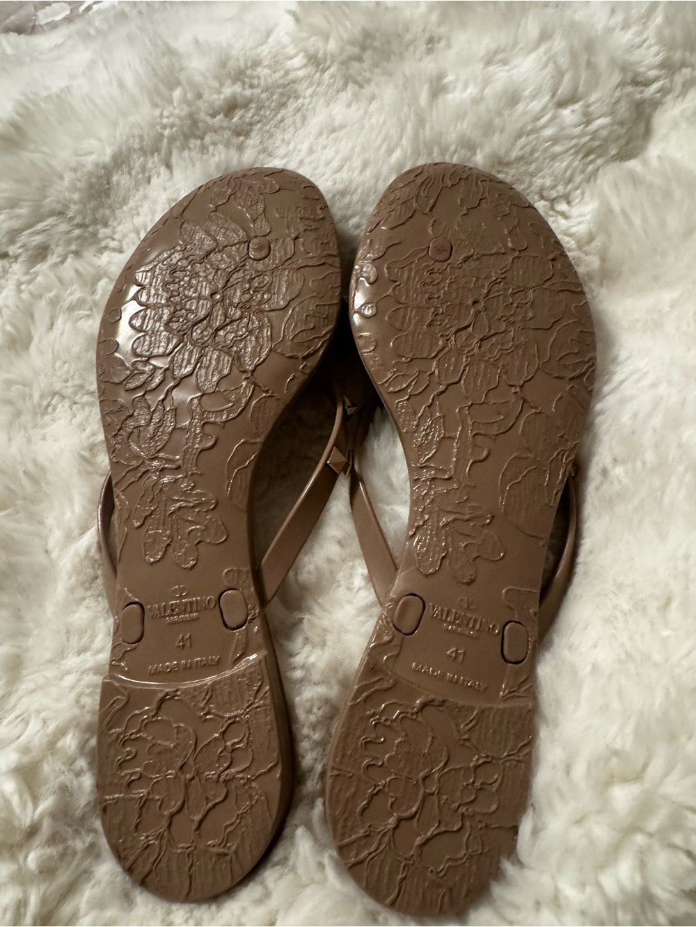 Valentino Garavani Rockstud PVC Jelly Thongs
Size 41 which is exactly 26.6 cm - Picture 6 of 8